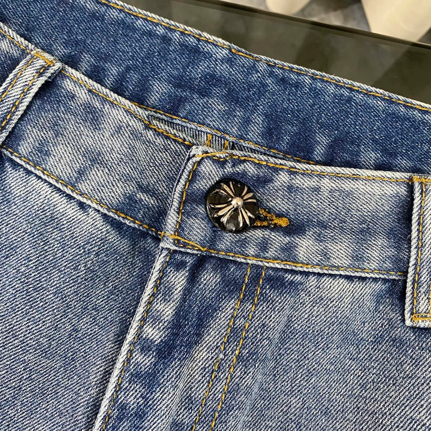P270 CH Chromehearts Malaysia-limited leopard print cross patchwork leather workwear jeans and logging pants. The counter price is 34W level. The patchwork cross pattern is embellished and the jeans are washed! ! An absolutely high-end luxury product, a 1.9W-level god-level single product, a super popular product, made by top heavy industry, a magic weapon that cannot be missed! [About Zangyin] This is an extremely luxurious fashion brand that can also be called the aristocracy of the high street. It has always been an exclusive brand for some hipsters or rich second generations. Compared with ordinary high streets, it is more luxurious and noble. Compared with luxury brands, it is more fashionable and individual. It has always been a brand that I have a special liking for. [Top heavy industry fashion design] Consistently high-street luxury style. Speaking of this style, the Zangyin family and GU family are definitely the leading representative brands. Especially the Zangyin family has really achieved a state-of-the-art effect in creating high-street style. The unique washed material is used to create this style. The color system is already quite eye-catching. After it is decorated with patchwork cross flowers, it cleverly highlights the charm of the brand. Secondly, this style uses classic The high-waist cutting design highlights the long legs and fashionable temperament of the upper body. The brand is highly recognizable and the slim fit configuration is more suitable for daily wear. It is a product that interprets personality, fashion, and specifications at a glance. This single product is enough to make any fan excited. It can be a white T-shirt for a youthful college style, or a tight suspender for a royal style. It has strong matching ability and can be easily controlled by men.  [Materials and craftsmanship] Needless to say, this point goes without saying. As an excellent craftsman brand, Zangyin’s requirements for details and craftsmanship are really perfect. The washed color of this model has gone through so many processes, not to mention the embellishment of denim appliques. It is also purely hand-made and sewn. Just like what they believe in, only hand-made things have soul and have the meaning of wear. A top-notch heavy-duty fashionable denim item, I look forward to your perfect interpretation! !  Color: blue Size: 28-36